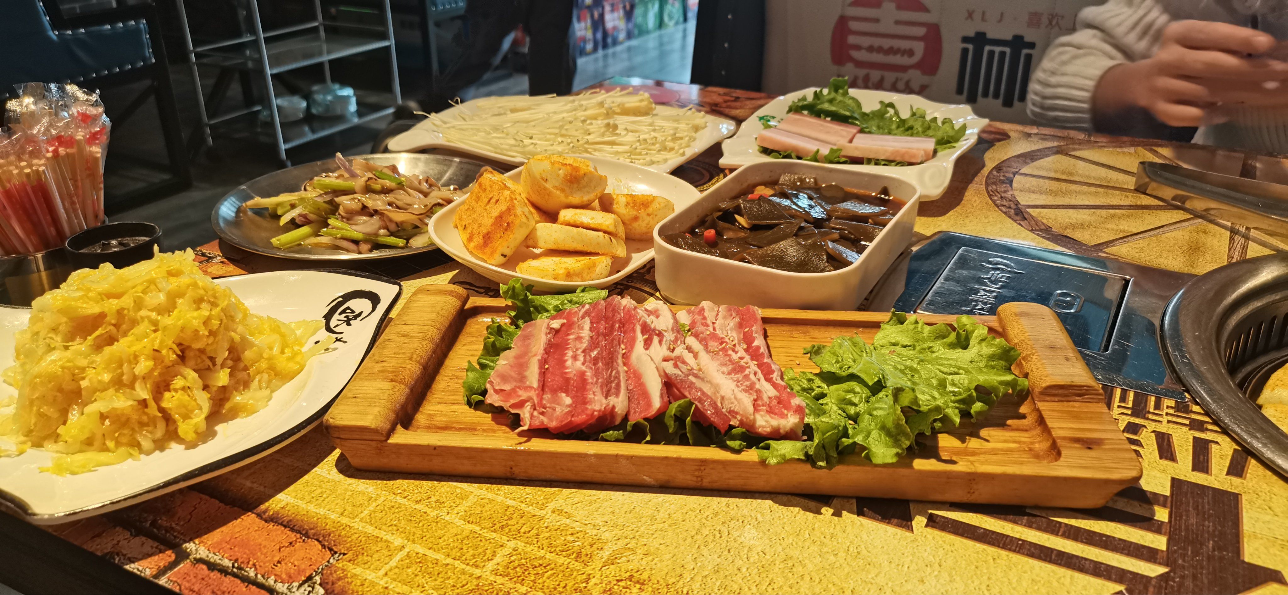 东北烤肉的酸菜真的很好吃哦,肉也不错,新鲜大份