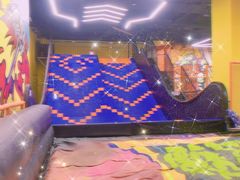 -爱蹦iBOON蹦床运动馆(江汉店)