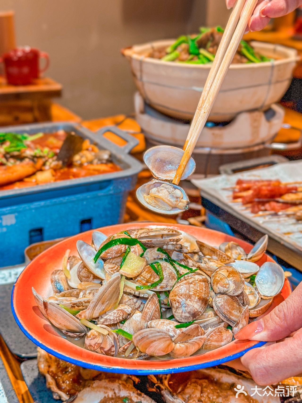 位于东明广场内 炫一口热气腾腾的美食 这一口