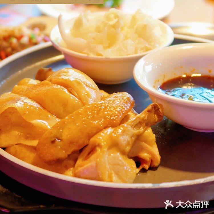 哇，居然还有叫招财锅的店名，吃了招财锅发大财