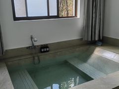 -腾冲洞山温泉村