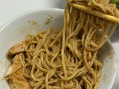 -松树干拌面店