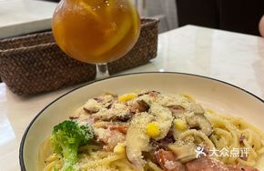 White Sauce Mushroom Cheese Bacon Pasta