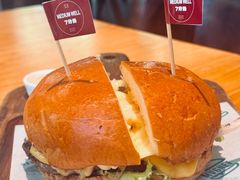 双层牛肉培根汉堡-Magnet磁食(愚园路店)