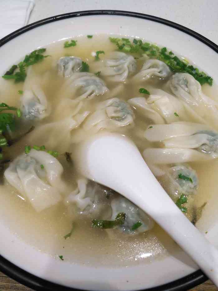 小倩倩馄饨(香港中路店)-"小倩倩馄饨遍布青岛,有些年头了.吃虾仁馄.