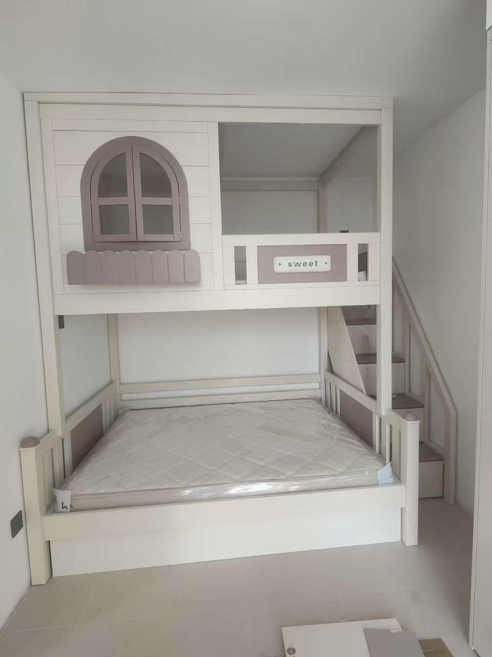 图中是一套儿童双层床.它整体是浅色系,上