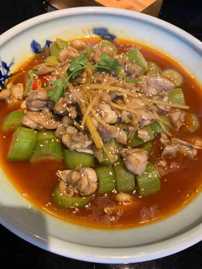 特色来说说菜品烤鸭是招牌味道也很好价钱也实惠和我去北京吃的烤鸭也