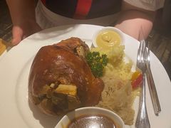 烤猪肘配酸菜土豆泥-兰特伯爵西餐厅·啤酒屋(方庄店)
