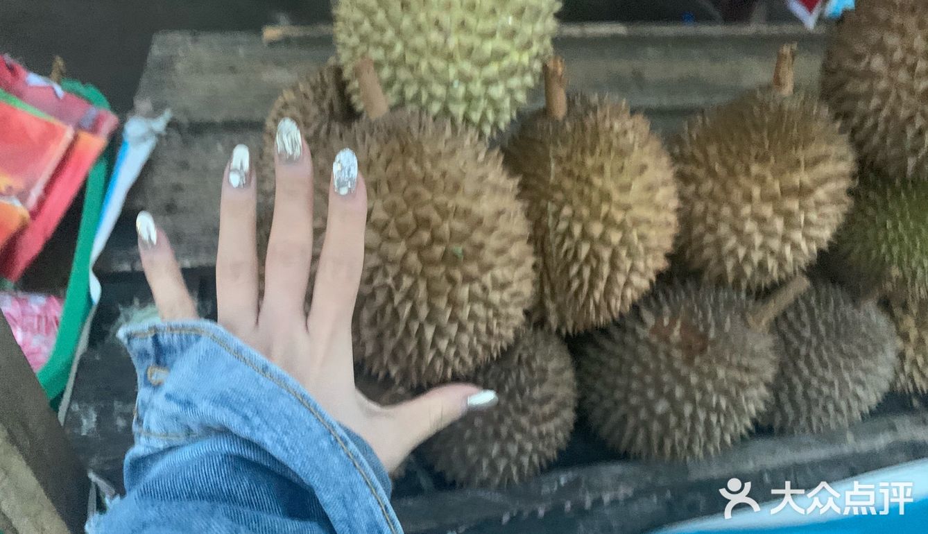美那多必来！50元榴莲吃到撑！！！