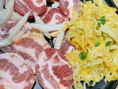 烤精选猪五花配酸菜-小米烤肉-泥炉炭烤(常营店)