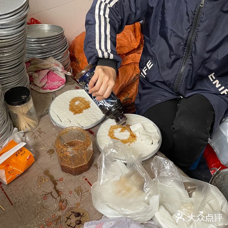 簸箕炊为粤西当地的特色小吃，风靡于茂名市的化州