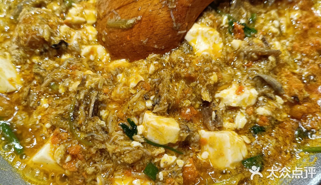 服务帮，店内环境优雅，味道不错的一家蟹黄拌面店