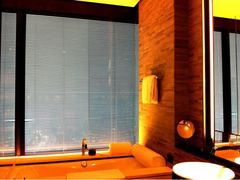 可以眺望窗外的浴缸-上海璞麗酒店