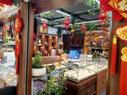 -灵彩珠宝(朗香街店)