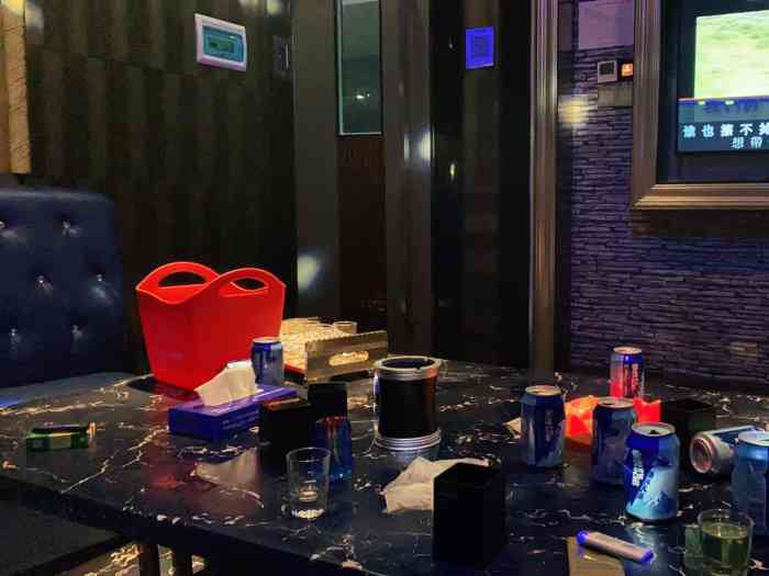 等着酒很尴尬,,氛围突然就不好了,本来请客老板谈合作,酒局上的不重视