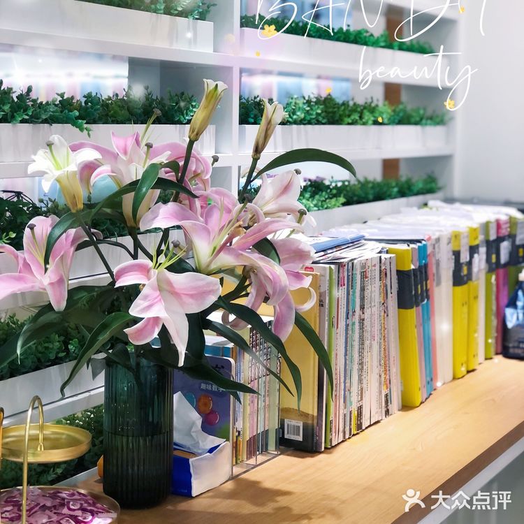 手指轻舞绽放流光溢彩，人类高质量美甲了解下