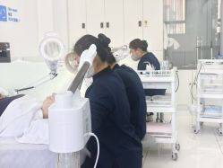 -靓芙泉专研痘痘肌