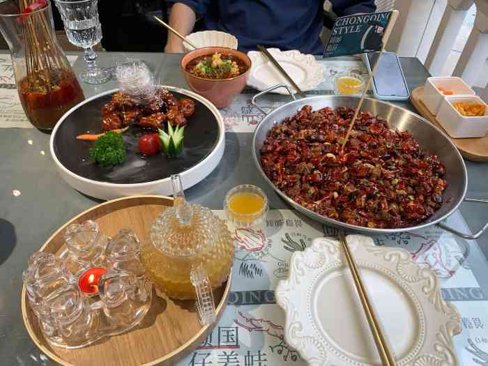 倾城瘾食·重庆江湖菜(曲江大悦城店[薄荷]环境:和闺蜜坐在外面