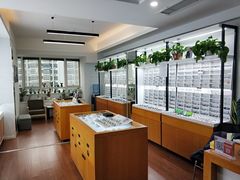 -视野联行眼镜•蔡司•依视路(温江店)