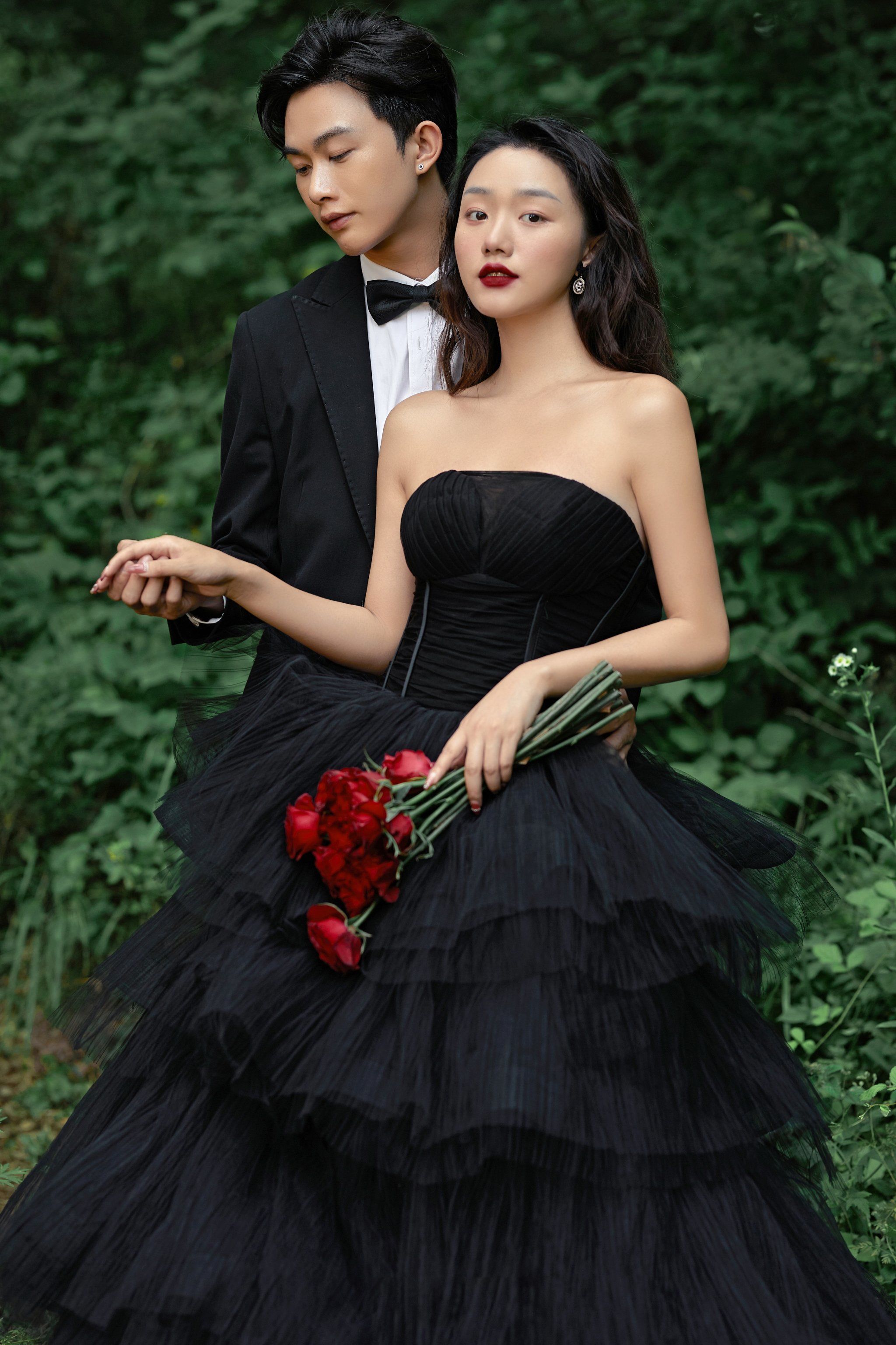 神秘霸气的黑色婚纱照