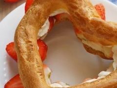 草莓味泡芙-瑞幸咖啡(凯德龙之梦莘庄店)