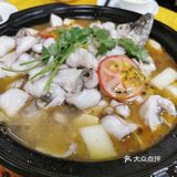 孙厝巷子里的一家石锅鱼,吃着发现了虫子