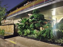 -茅草房·河畔园林火锅