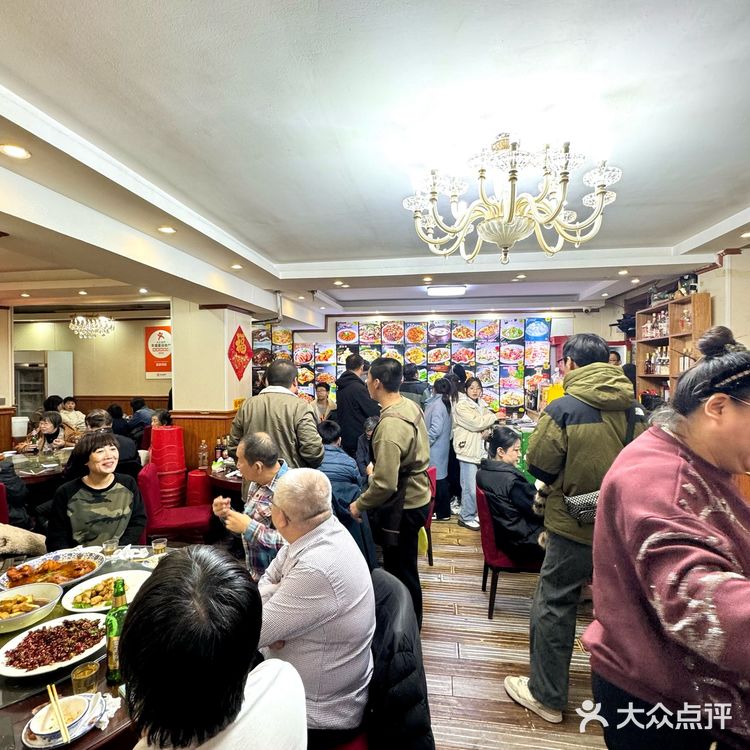 想在哈尔滨老道外吃点！真是人挤人啊！