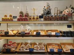 面包甜点陈列柜-朱迪小铺.半糖奶油蛋糕(海汇港店)