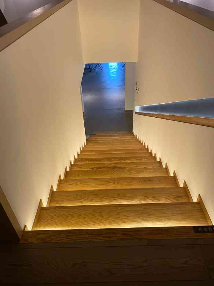 上海鸿一美术馆-"地下有比较清楚的标识,可直接电梯到11楼.