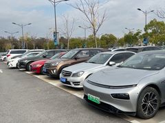 -奕欧来上海购物村停车场