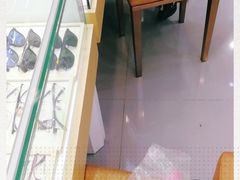 -美式眼镜·授权蔡司.依视路.尼康.豪雅.明月(人民广场店)