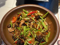 -阿瓦山寨·湘菜现炒·剁椒鱼头王(咸阳总店)