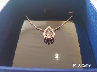 这款水滴项链是和跳动的心一起买的,不一样的风格