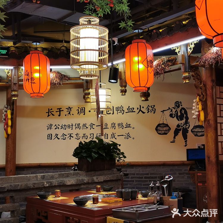 谭鸭血算是网红火锅店了，一直听说浦东世纪大道店要大排
