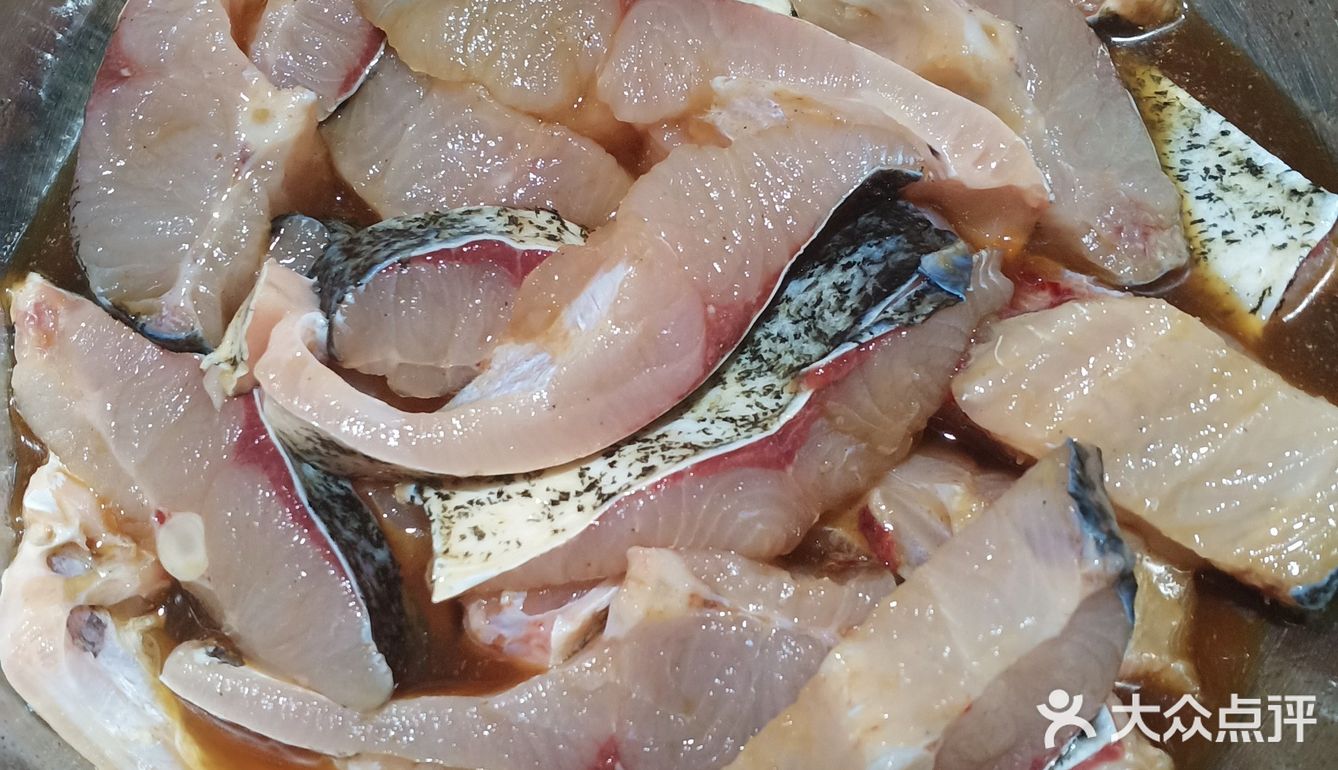 我煮酸菜鱼喜欢买鲢鱼,鲢鱼肉比较嫩