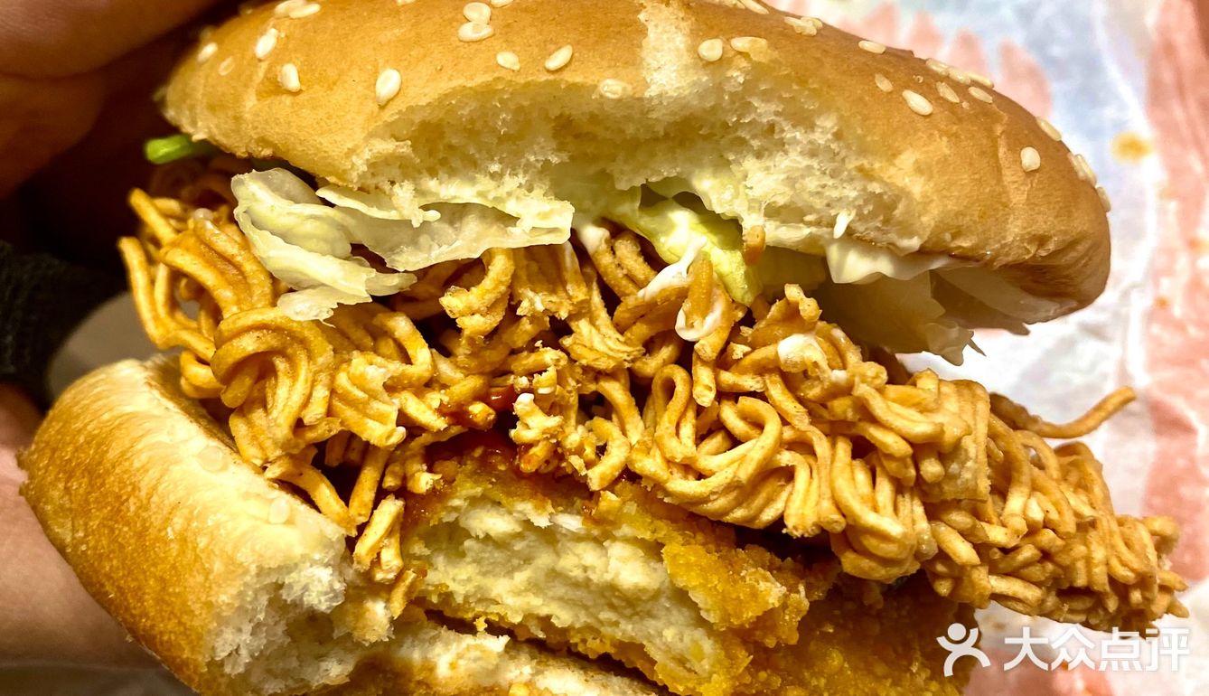 干脆面放进汉堡里🙋🏻♂️这个操作真的是有点脑洞大开🙋🏻♂️🙋🏻♂️🙋🏻♂️