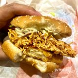 干脆面放进汉堡里🙋🏻♂️这个操作真的是有点脑洞大开🙋🏻♂️🙋🏻♂️🙋🏻♂️