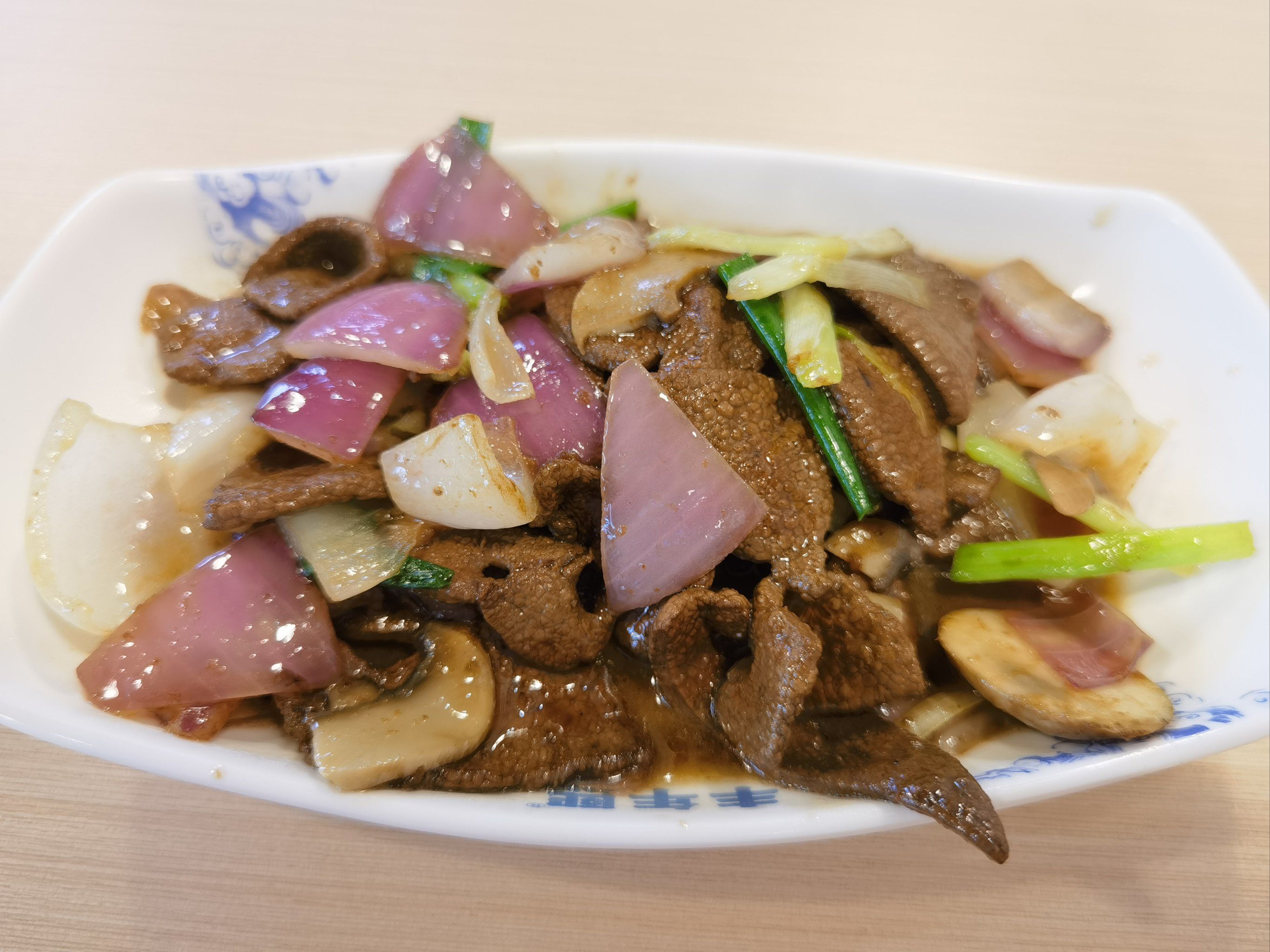 料下很多,肾子猪肝洋葱炒的面,还加了个虎皮蛋,还有