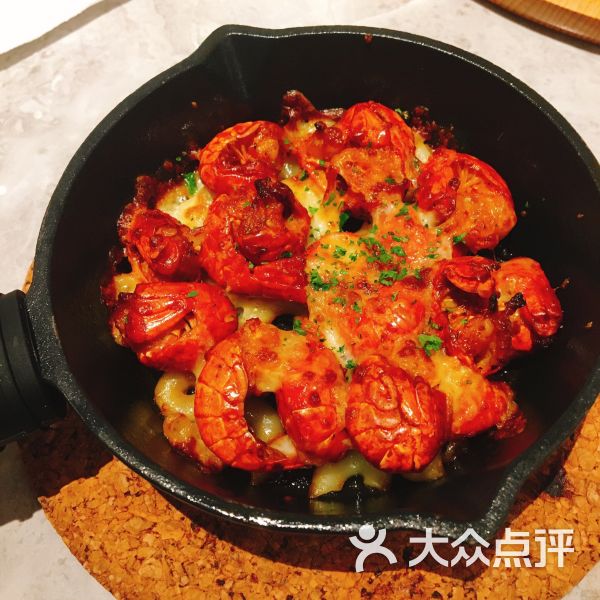 「芝士拉丝焗小龙虾」 扒虾小能手,一个人吃光一盘小龙虾,还有芝士的