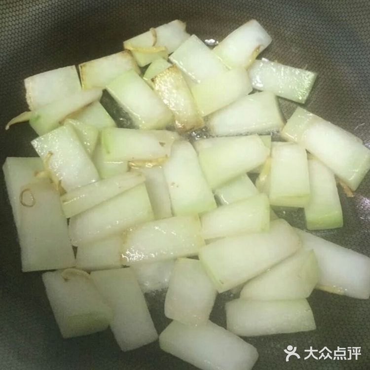 炒冬瓜是很适合夏天的一道家常菜，很方便解暑