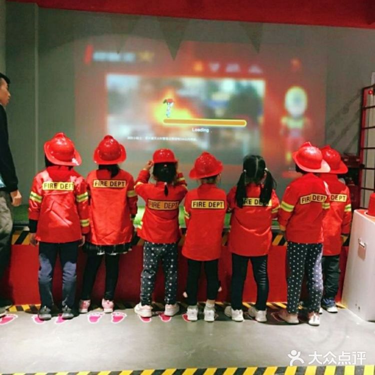 溜娃～～让孩子体验不同职业[礼花]