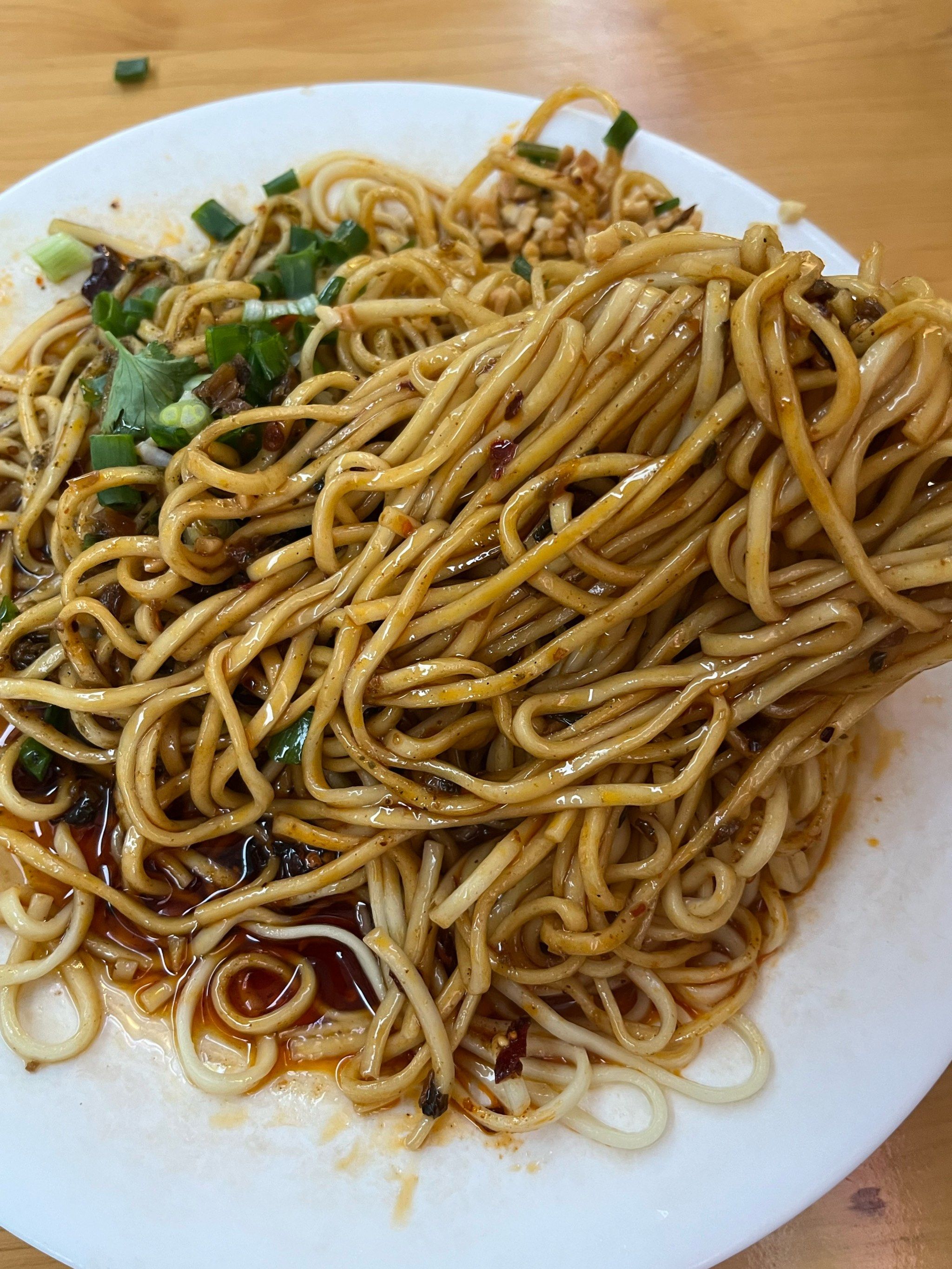 美食街的燃面