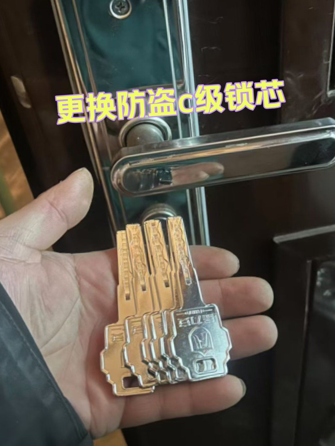 开车锁24小时,开锁上门最近,汽车上门开锁#开锁换锁#开锁换锁芯