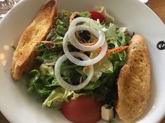 农夫沙拉配蒜香面包片-沈阳瑞士酒店·普拉那啤酒坊