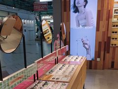 -LOOK眼镜·蔡司依视路配镜(宝山万达店)