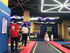 -爱蹦iBOON蹦床运动馆(江汉店)