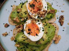 牛油果煮蛋吐司-RAC BAR(安福路店)