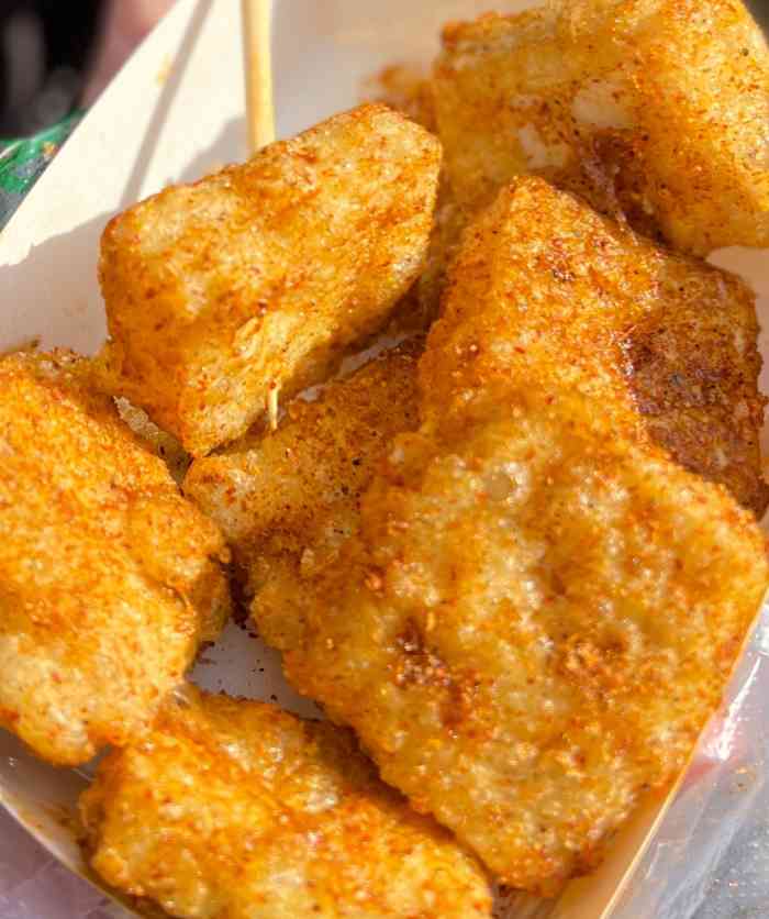 先说好吃的炸鸡柳地瓜蘑菇鸡柳外层有香酥的口感地瓜和蘑菇都是五元一