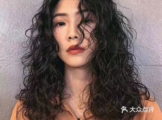 发型蓬松自然，时髦又吸睛，还特别修饰脸型 女生烫了羊